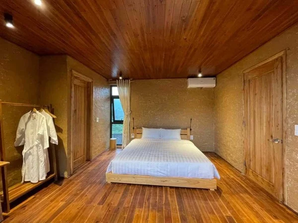 Ảnh chi tiết phòng mo-village-nha-tao-phong-mat-ttrong-deluxe-executive-vivatrip-02.webp