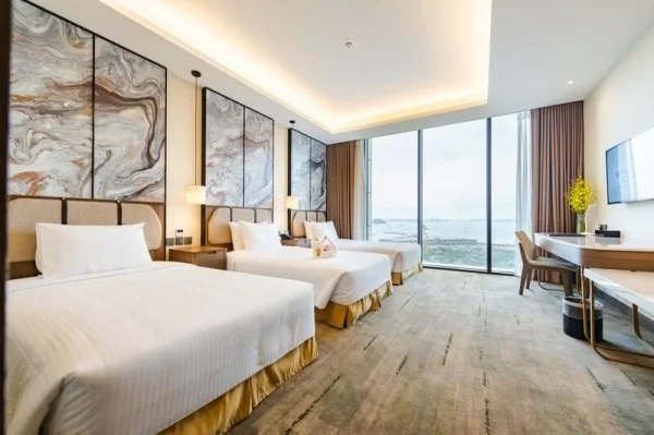 Ảnh chi tiết phòng muong-thanh-luxury-center-ha-long-deluxe-triple-ocean-view-vivatrip-02.webp