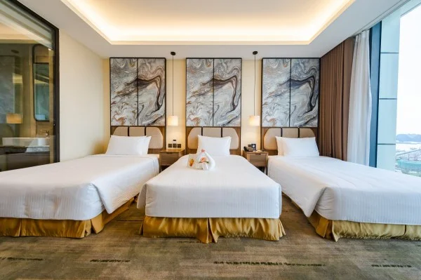 Ảnh chi tiết phòng muong-thanh-luxury-center-ha-long-deluxe-triple-ocean-view-vivatrip-03.webp