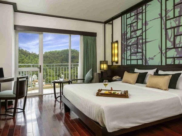 Ảnh chi tiết phòng novotel-ha-long-standard-double-hil-view-vivatrip-02.webp