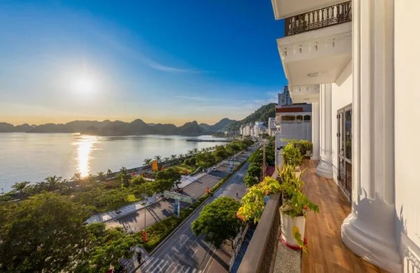 Ảnh chi tiết phòng quang-tung-hotel-phong-giuong-doi-vivatrip-04-1.webp