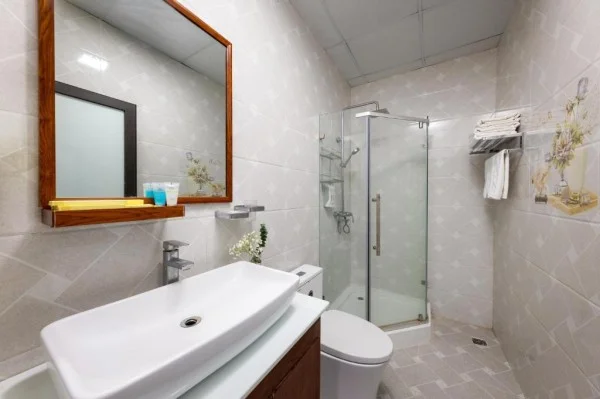 Ảnh chi tiết phòng quang-tung-hotel-phong-giuong-doi-vivatrip-04-2.webp