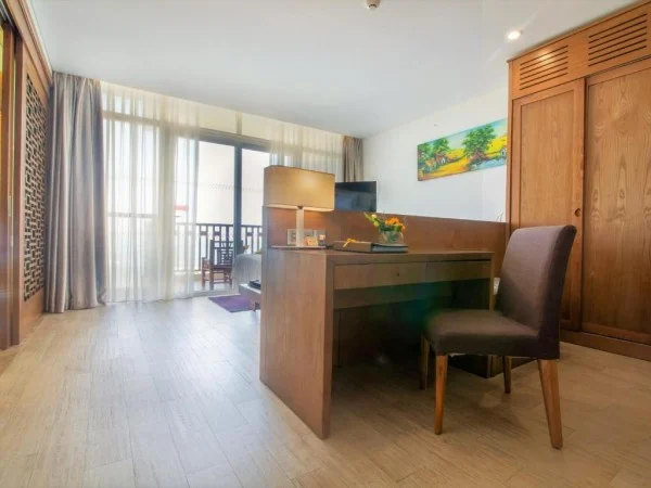 Ảnh chi tiết phòng Premium Garden Suite with Balcony and Bathtub 7