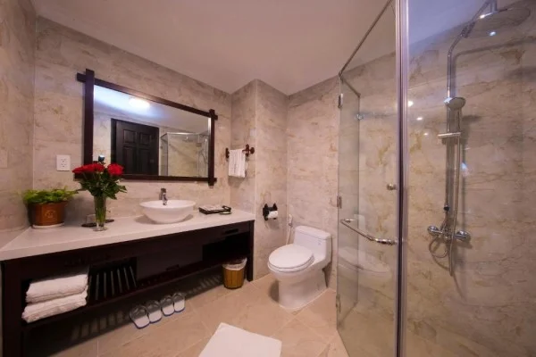 Ảnh chi tiết phòng Phòng Deluxe Giường Đôi/2 Giường Đơn Nhìn Ra Vườn 8