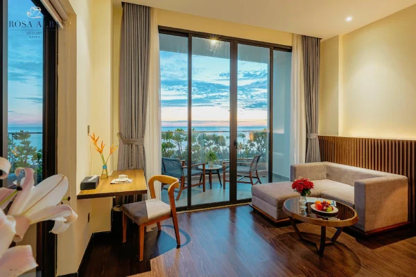 Ảnh chi tiết phòng rosa-alba-resort-villas-tuy-hoa-suite-huong-ra-bien-vivatrip.webp