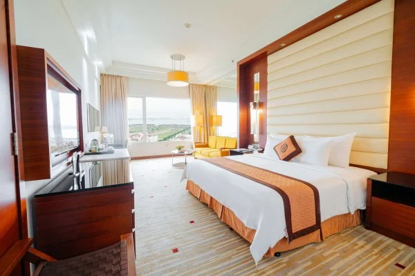 Ảnh chi tiết phòng royal-villas-halong-casino-deluxe-double-vivatrip.webp