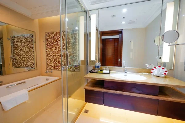 Ảnh chi tiết phòng royal-villas-halong-casino-deluxe-twin-sea-view-vivatrip-02.webp