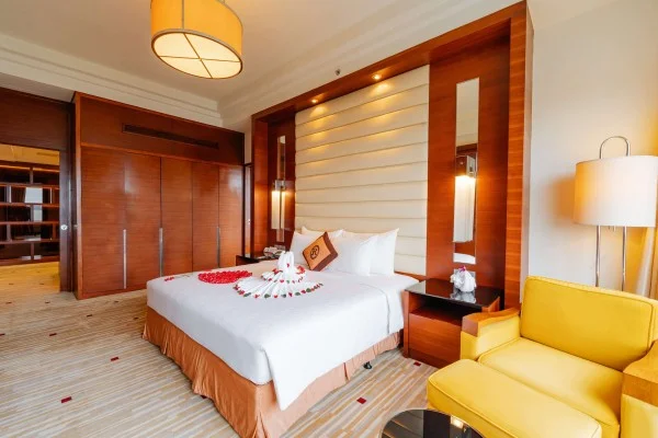 Ảnh chi tiết phòng royal-villas-halong-casino-suite-room-vivatrip-02.webp