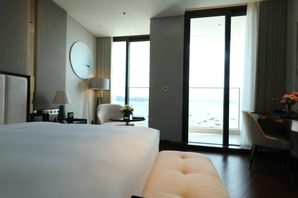 Ảnh chi tiết phòng sea-stars-hotel-ha-long-deluxe-bay-view-vivatrip-04.webp