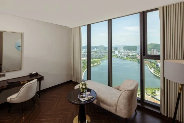 Ảnh chi tiết phòng sea-stars-hotel-ha-long-deluxe-lake-view-vivatrip.webp