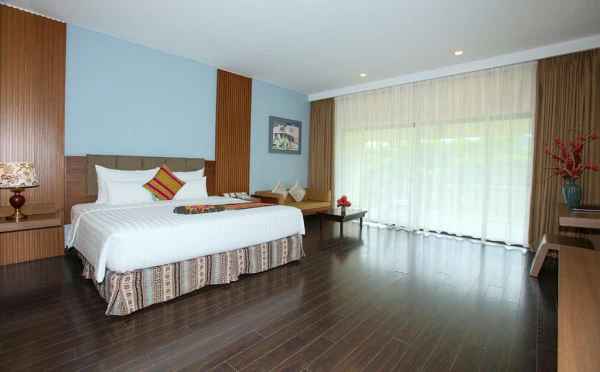 Ảnh chi tiết phòng serena-resort-kim-boi-deluxe-nature-view-king-room-vivatrip-03.webp