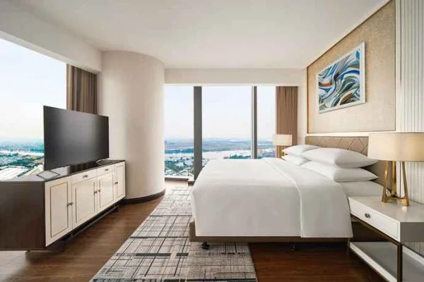 Ảnh chi tiết phòng sheraton-hai-phong-club-1-king-beds-vivatrip-02-1.webp