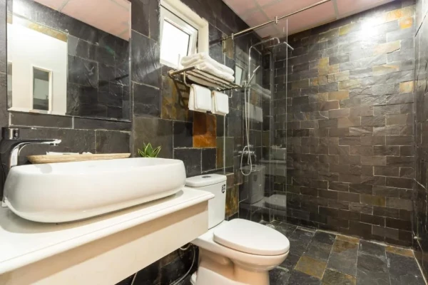 Ảnh chi tiết phòng sona-resort-ninh-binh-phong-gia-dinh-nhin-ra-vuon-vivatrip-03.webp