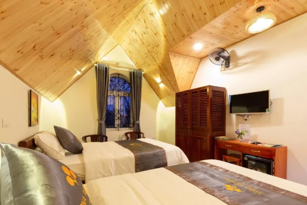 Ảnh chi tiết phòng sona-resort-ninh-binh-phong-giuong-doi-2-giuong-don-nhin-ra-vuon-vivatrip-08.webp