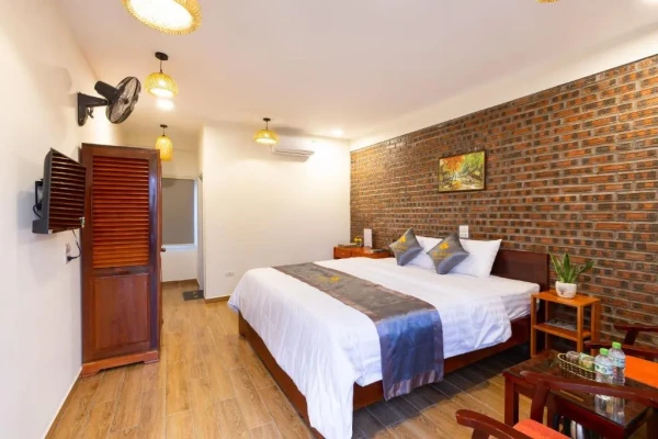 Ảnh chi tiết phòng sona-resort-ninh-binh-phong-giuong-doi-nhin-ra-vuon-vivatrip-02.webp