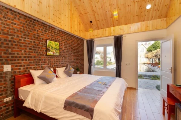 Ảnh chi tiết phòng sona-resort-ninh-binh-phong-giuong-doi-nhin-ra-vuon-vivatrip.webp