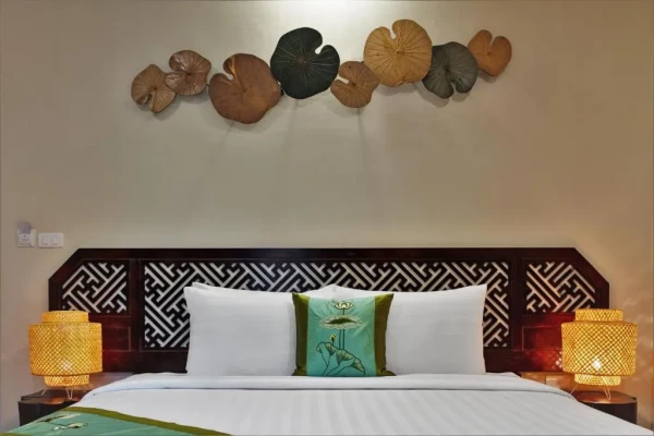 Ảnh chi tiết phòng tam-coc-la-montagne-resort-spa-ninh-binh-phong-co-dien-nhin-ra-vuon-vivatrip-02.webp