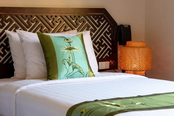 Ảnh chi tiết phòng tam-coc-la-montagne-resort-spa-ninh-binh-phong-co-dien-nhin-ra-vuon-vivatrip-04.webp