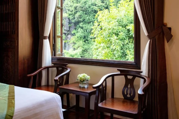 Ảnh chi tiết phòng tam-coc-la-montagne-resort-spa-ninh-binh-phong-co-dien-nhin-ra-vuon-vivatrip.webp
