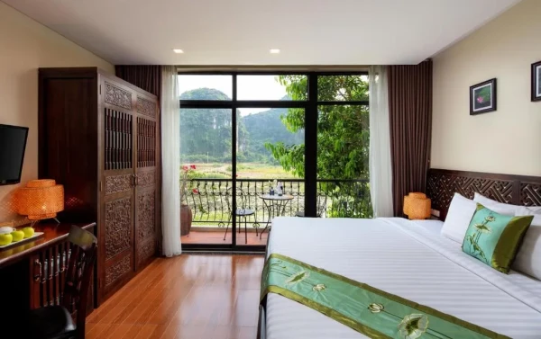 Ảnh chi tiết phòng tam-coc-la-montagne-resort-spa-ninh-binh-phong-deluxe-nhin-ra-ho-nuoc-vivatrip-02.webp