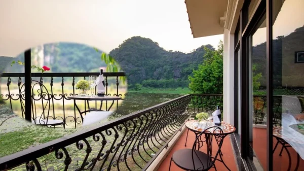Ảnh chi tiết phòng tam-coc-la-montagne-resort-spa-ninh-binh-phong-deluxe-nhin-ra-ho-nuoc-vivatrip-03.webp