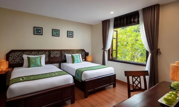 Ảnh chi tiết phòng tam-coc-la-montagne-resort-spa-ninh-binh-phong-premium-co-dien-nhin-ra-vuon-vivatrip-03-2.webp