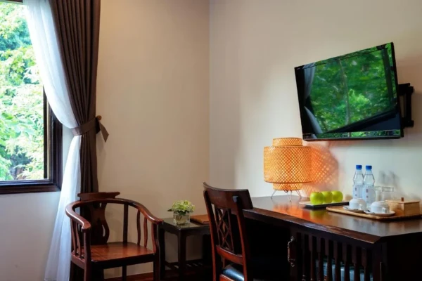 Ảnh chi tiết phòng tam-coc-la-montagne-resort-spa-ninh-binh-phong-premium-co-dien-nhin-ra-vuon-vivatrip-04-2.webp