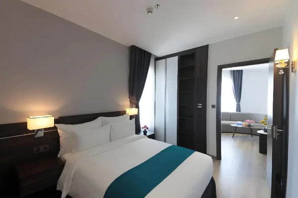 Ảnh chi tiết phòng the-cap-hotel-phong-premier-2-phong-ngu-vivatrip-02.webp
