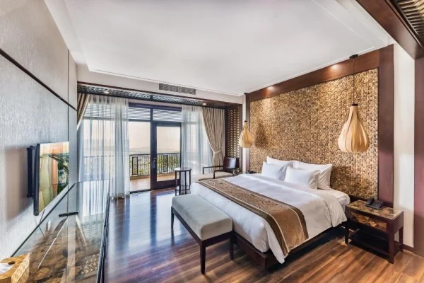 Ảnh chi tiết phòng vietsovpetro-ho-tram-beach-resort-spa-giuong-co-queen-nhin-ra-ho-boi-vivatrip.webp