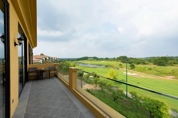 Ảnh chi tiết phòng wyndham-sky-lak-resort-and-villas-king-suite-vivatrip-03.webp